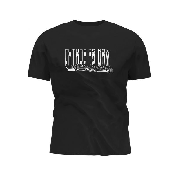 Camiseta Future Is Now da ZENVIA. Modelo preto de mangas curtas.
