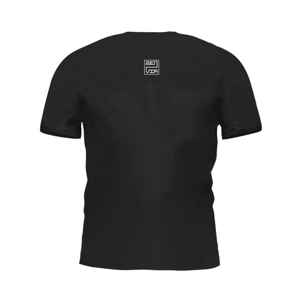 Camiseta Future Is Now, verso. Modelo preto com logotipo ZENVIA.